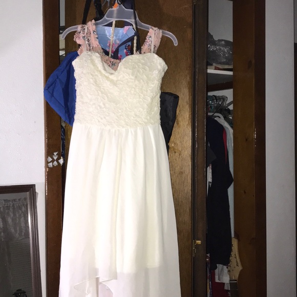White gown - Picture 1 of 1
